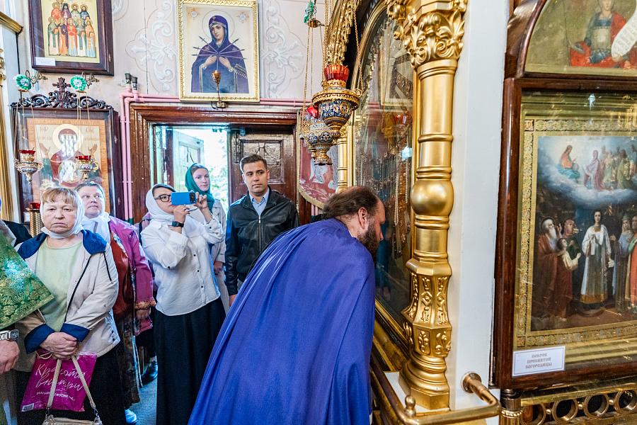 Божественная литургия в День Святого Духа в Троицком храме в Наташине города Люберцы